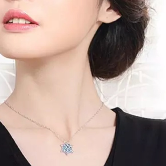 NEW!💙💎LOVELY!❄️SNOWFLAKE❄️ NECKLACE💎💙ICE BLUE! - Picture 7 of 8